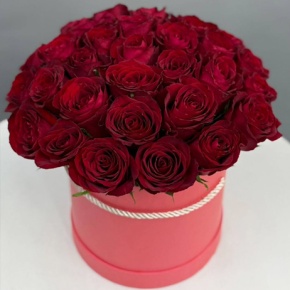 Композиция в шляпной коробке из 21 красной кенийской розы в Москве