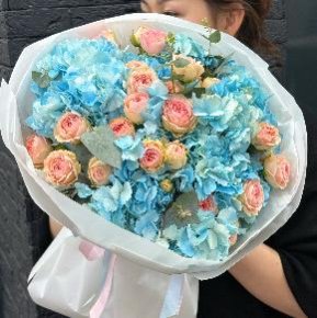 Букет " Лазурный берег" из гортензий и кустовых роз в Москве