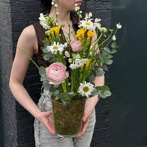 Композиция в стеклянной вазе с ранунукулюсами " Ветер весны" в Москве