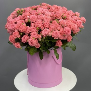 Композиция в шляпной коробке из 31 кустовой коралловой розы в Москве