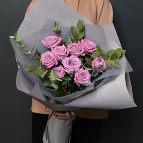 Букет "Лавандовое вдохновение" из роз Меритим и эвкалипта (50 см) в Москве