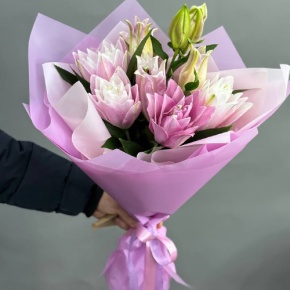 Букет из 5 пионовидных лилий в Москве