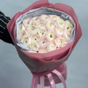 Букет из 25 розовых ранункулюсов в Москве