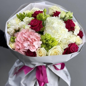 Букет "Зеро" из роз, гортензии и эустом в Москве