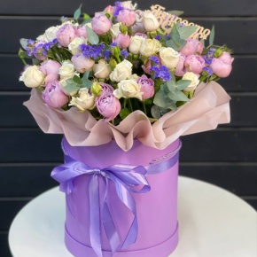 Композиция в шляпной коробке "Просто космос" из кустовых пионовидных роз и статицы в Москве