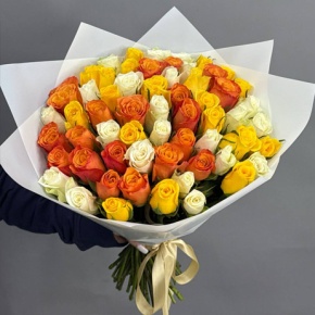 Букет из 51 Кенийской розы яркий микс (40 см) в Москве