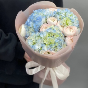 Букет "Лунный свет" из гортензий и ранункулюсов в Москве