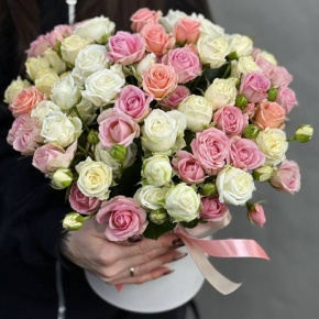 Композиция в шляпной коробке из микса кустовых роз в Москве