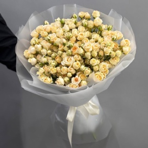 Букет из 35 кремовых кустовых роз (60 см) в Москве
