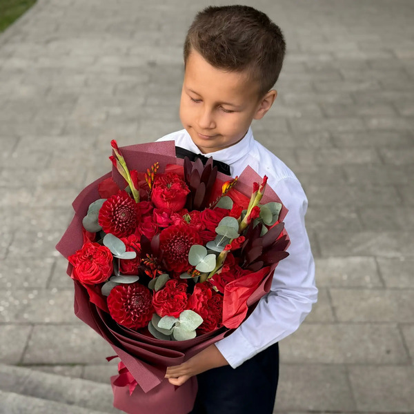 Букет с георгинами, розами и леукадендроном в Москве