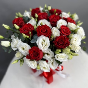 Композиция в шляпной коробке из красных роз Эль Торо и эустом в Москве