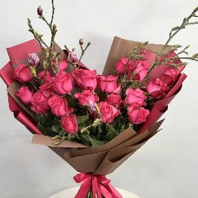 Авторсикий букет-сердце с Эквадорскими розами и цветущими ветками магнолии в Москве