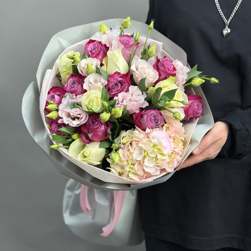 Букет из роз, гортензии и эустом в Москве Букет из роз, гортензии и эустом в Москве