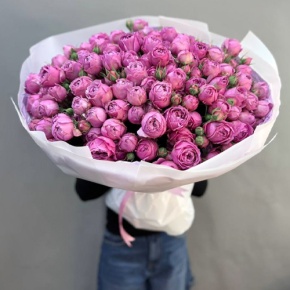 Букет из 25 пионовидных кустовых роз Мисти Баблз (60 см) в Москве