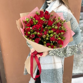 Букет из 11 красных кустовых роз (50 см) в Москве