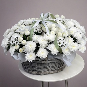 Композиция в корзине "Снежная лавина" из хризантем в Москве