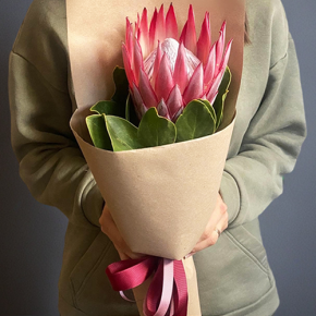 Букет из протеи в крафте в Москве