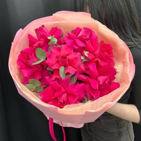 Букет из 7 малиновых Французских роз  в Москве