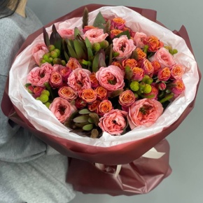 Букет "Карамельная роса" из пионовидных роз Эквадор, кустовых роз, сафари и брунии в Москве