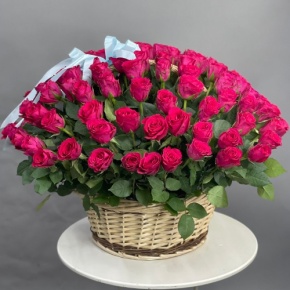Композиция в корзине из 151 малиновой розы в Москве