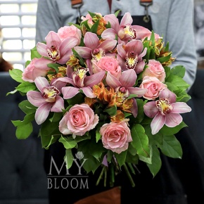 Букет "Джорджия" из роз, орхидей и альстромерий в Москве Букет "Джорджия" из роз, орхидей и альстромерий в Москве