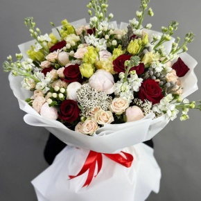 Букет "Сан-Диего" из роз, пионов, гиперикума, кустовых роз сорта Таня, озатамнуса и ароматных маттиол в Москве