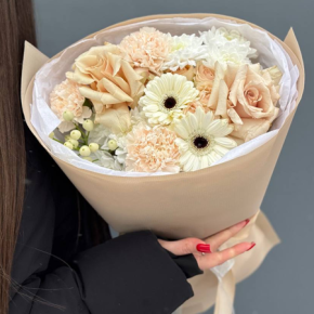 Букет "Элегантность" из роз Эквадор Квиксенд, гербер, гиперикума, хризантем и диантусов в Москве