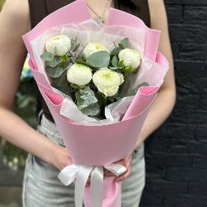 Букет-комплимент из 5 белых ранункулюсов в Москве