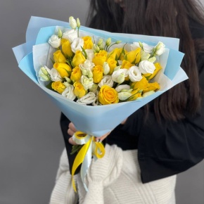 Букет "Яркое небо" из 21 лимонной розы и эустомы (40 см) в Москве