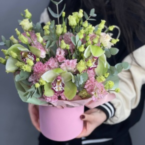 Композиция в шляпной коробке "Melody" из лаймовых орхидей и эустом в Москве