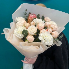 Букет с протеей, диантусом и кустовой пионовидной розой Бомбастик в Москве