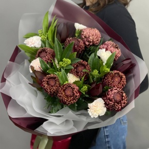 Букет "Будет счастье" из хризантем Бигоуди, сафари, скиммии и диантусов в Москве