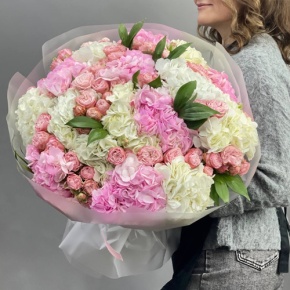 Букет "Лос-Анджелес" из гортензий, кустовых пионовидных роз Мадам Бомбастик и рускуса в Москве
