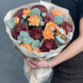 Букет "Персиковый раф" из хризантем Бигоуди, краспедии и диантусов в Москве