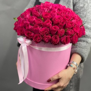 Композиция в шляпной коробке из 101 малиновой розы кения в Москве