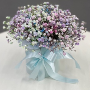 Композиция в шляпной коробке из ярких гипсофил в Москве