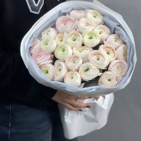 Букет из 25 кремовых ранункулюсов в Москве