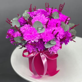 Композиция в шляпной коробке "Магия розового" из хризантем и лаванды в Москве