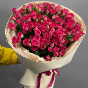 Букет "Зоя" из 19 кустовых малиновых роз (60 см) в Москве