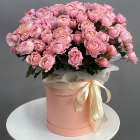 Композиция в шляпной коробке из 31 пионовидной кустовой розы Джульетта в Москве