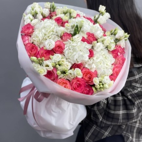 Букет "Всё ещё будет.." из гортензий, эустом и роз Джумилия в Москве