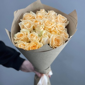 Букет из 21 розы Аваланж в крафте (50 см) в Москве
