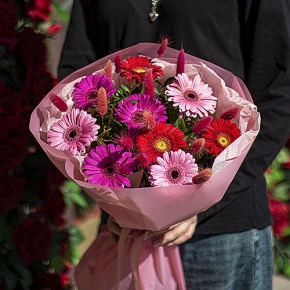 Букет с герберами и лагурусом в Москве