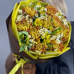 Букет "Мимоза" из тигровых хризантем Бигоуди, альстромерий и ромашек в Москве