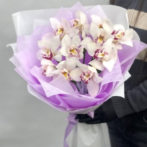 Букет из 11 белых орхидей в Москве