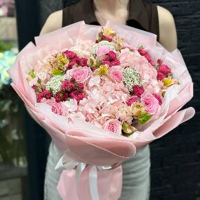 Нежный букет " Райский уголок" с гортензиями, розами и альстромериями в Москве