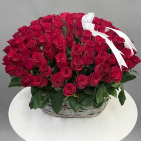 Композиция в корзине из 131 красной розы в Москве