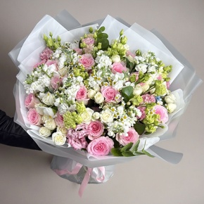 Букет "Ульяна" из роз, ароматных маттиол, ромашек, эустом и оксипеталума в Москве