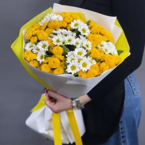 Букет "Солнце моё" из 15 хризантем сантини микс в Москве