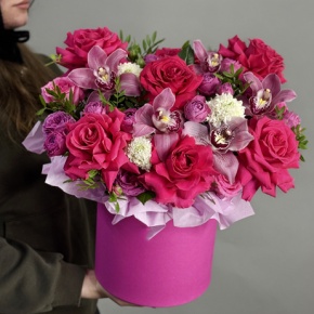 Композиция в шляпной коробке из роз Эквадор Пинк Флоид, ранункулюсов, кустовых пионовидных роз и орхидей в Москве